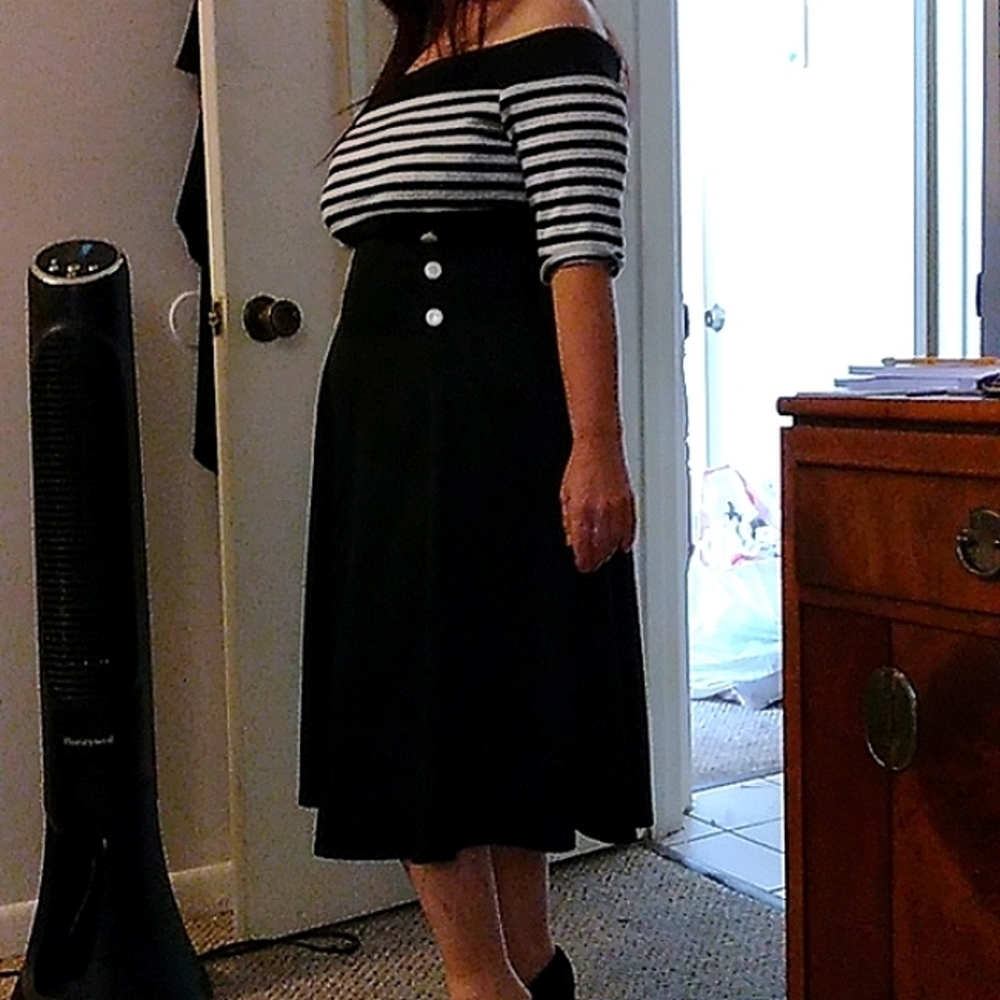 Knockout 1960s style off the shoulder ladies dress
